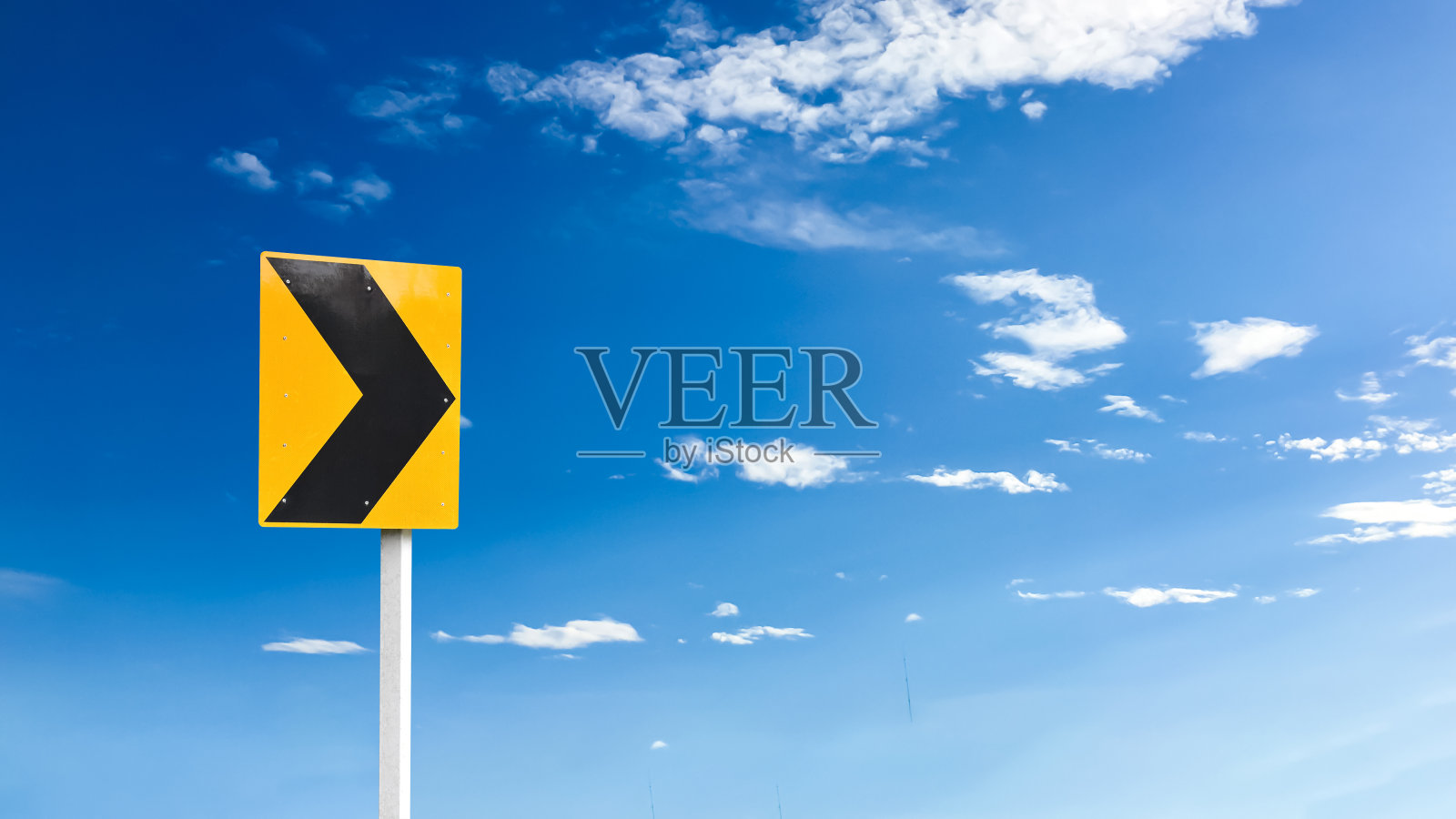 右窄弯道交通标志照片摄影图片