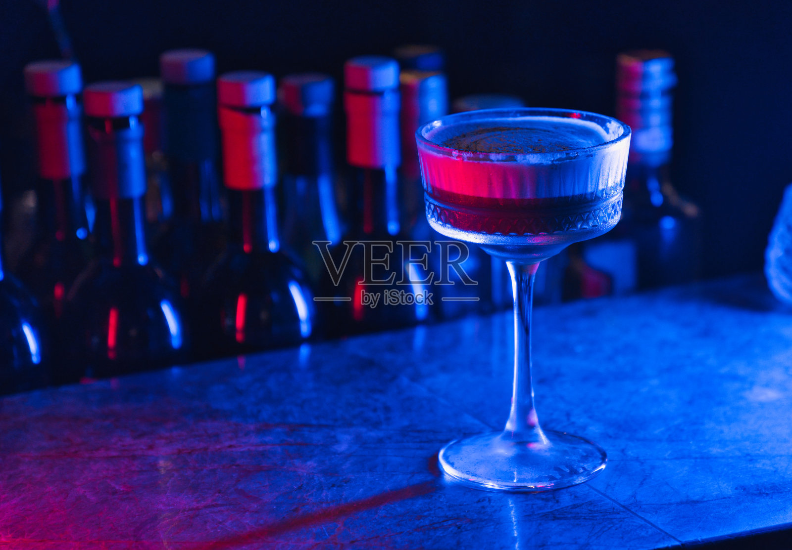 吧台上的鸡尾酒。照片摄影图片