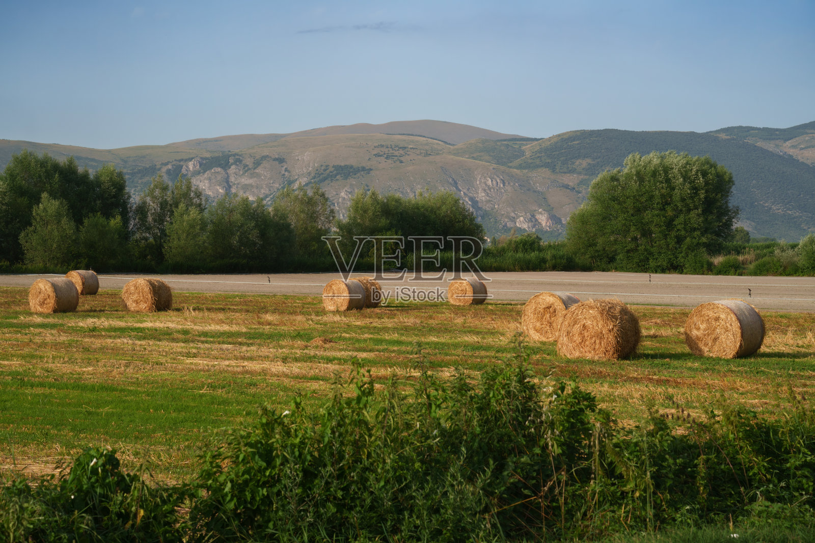 意大利阿布鲁佐富西诺的乡村景观照片摄影图片