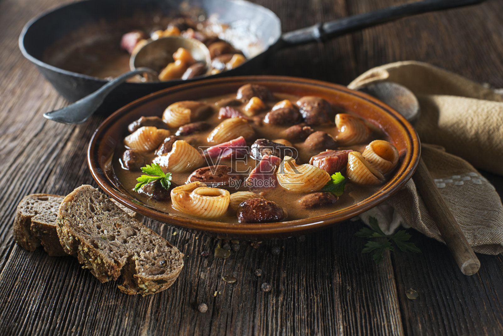 炖意大利面和豆子照片摄影图片