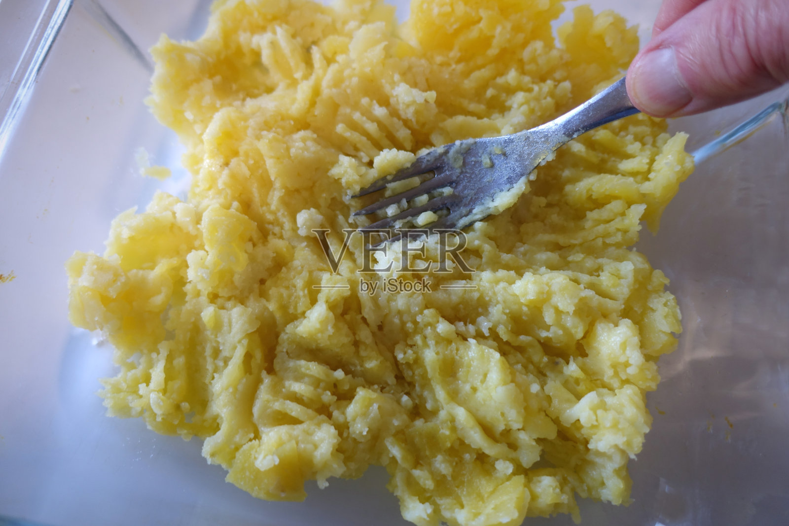 用叉子准备的土豆泥照片摄影图片