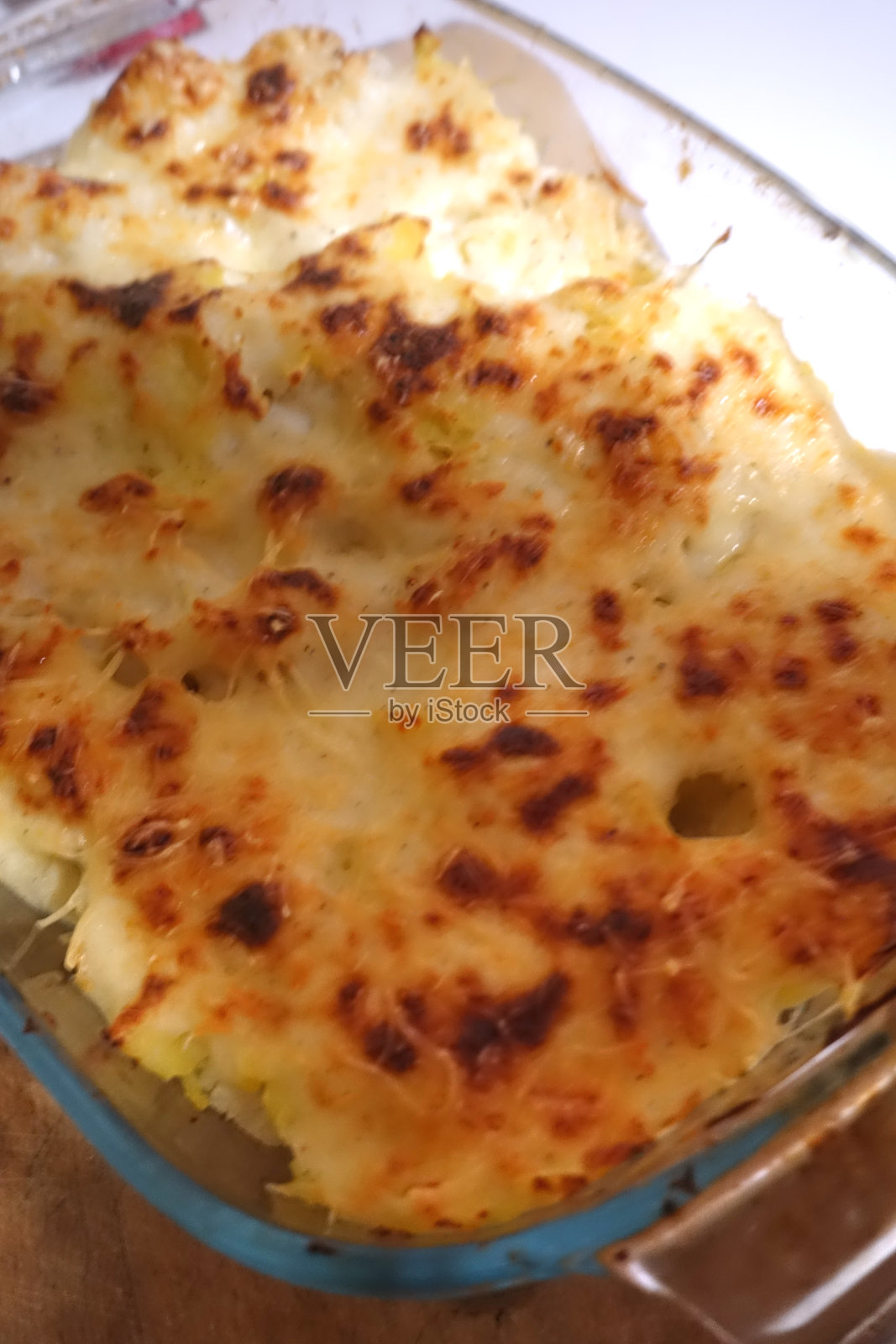 花椰菜土豆焗配烤乳酪沙司照片摄影图片