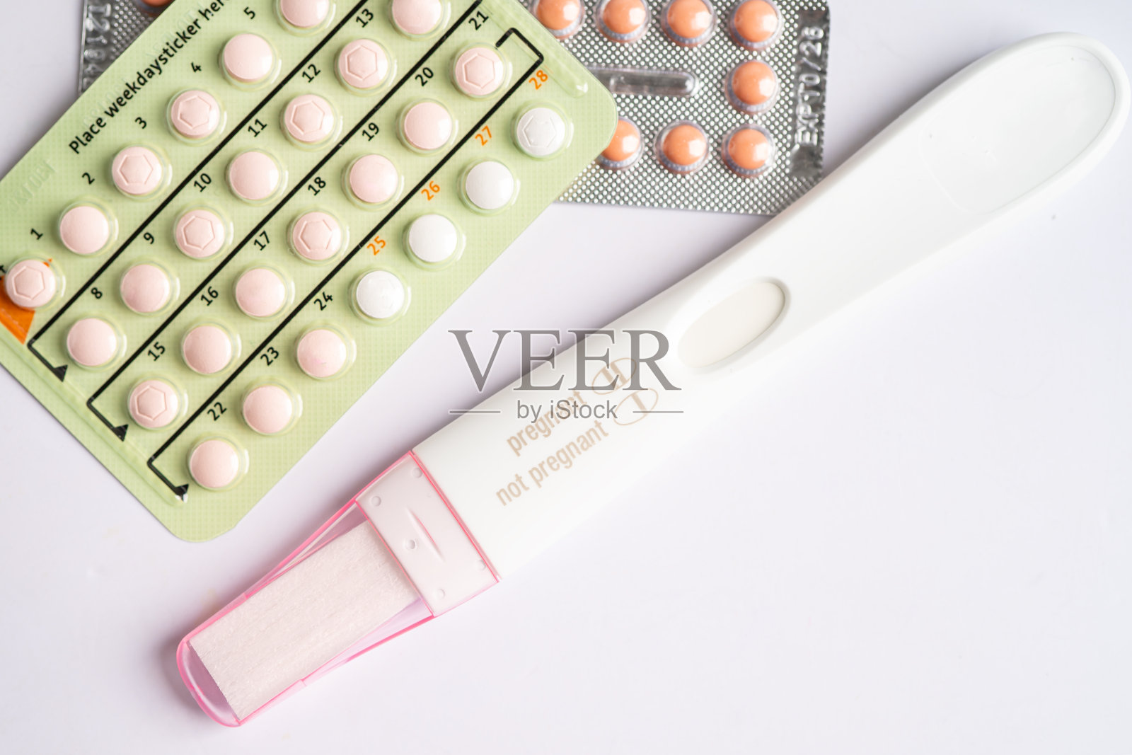 验孕棒和避孕药，避孕保健药。照片摄影图片