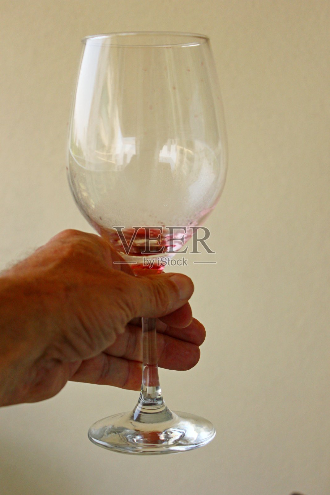 酒杯空了，人手握着照片摄影图片