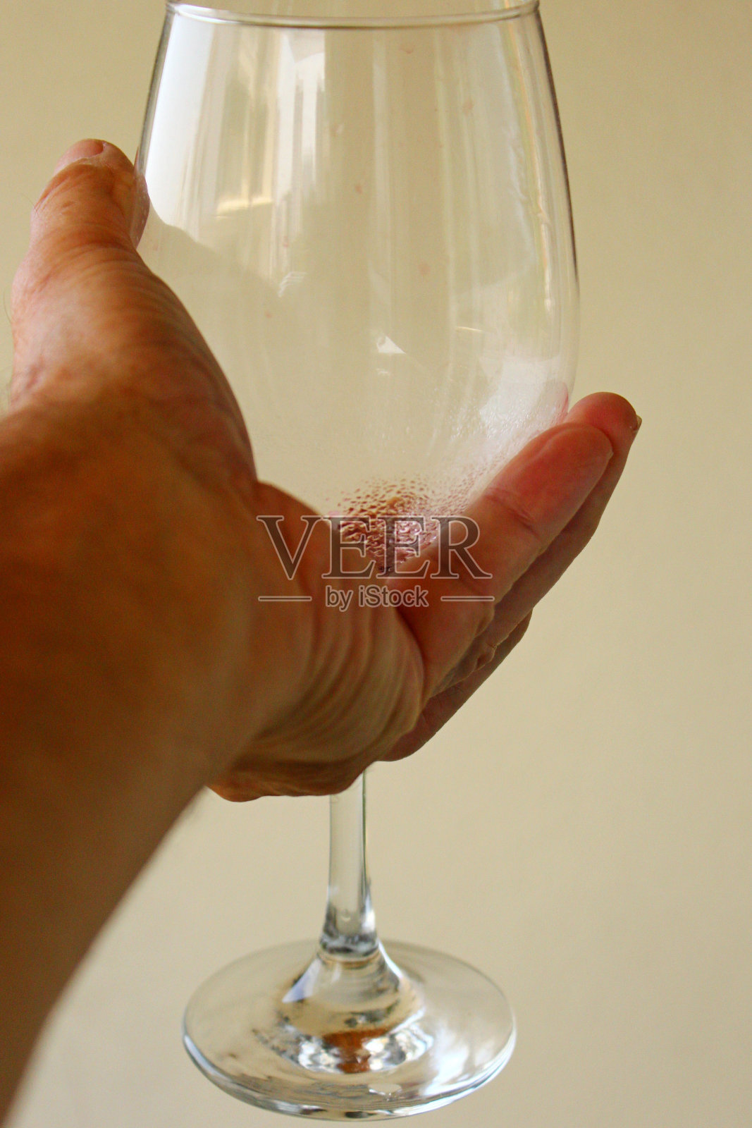 手握空酒杯照片摄影图片