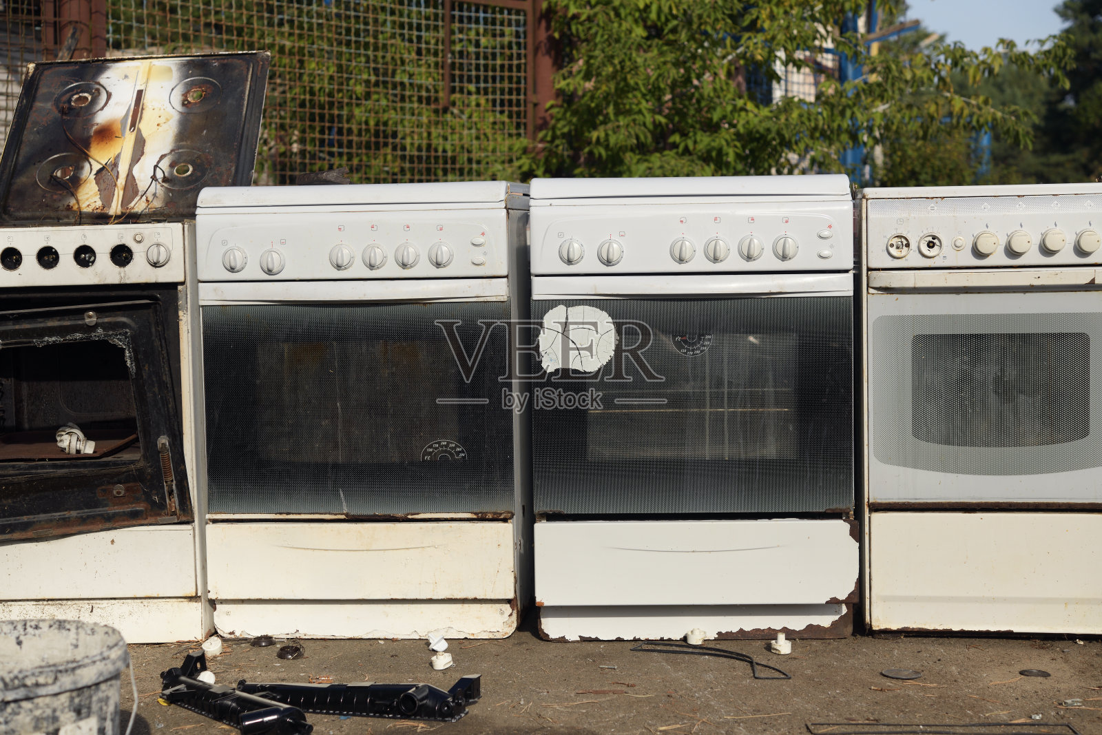 垃圾填埋场里的旧煤气灶。回收家用电器。照片摄影图片