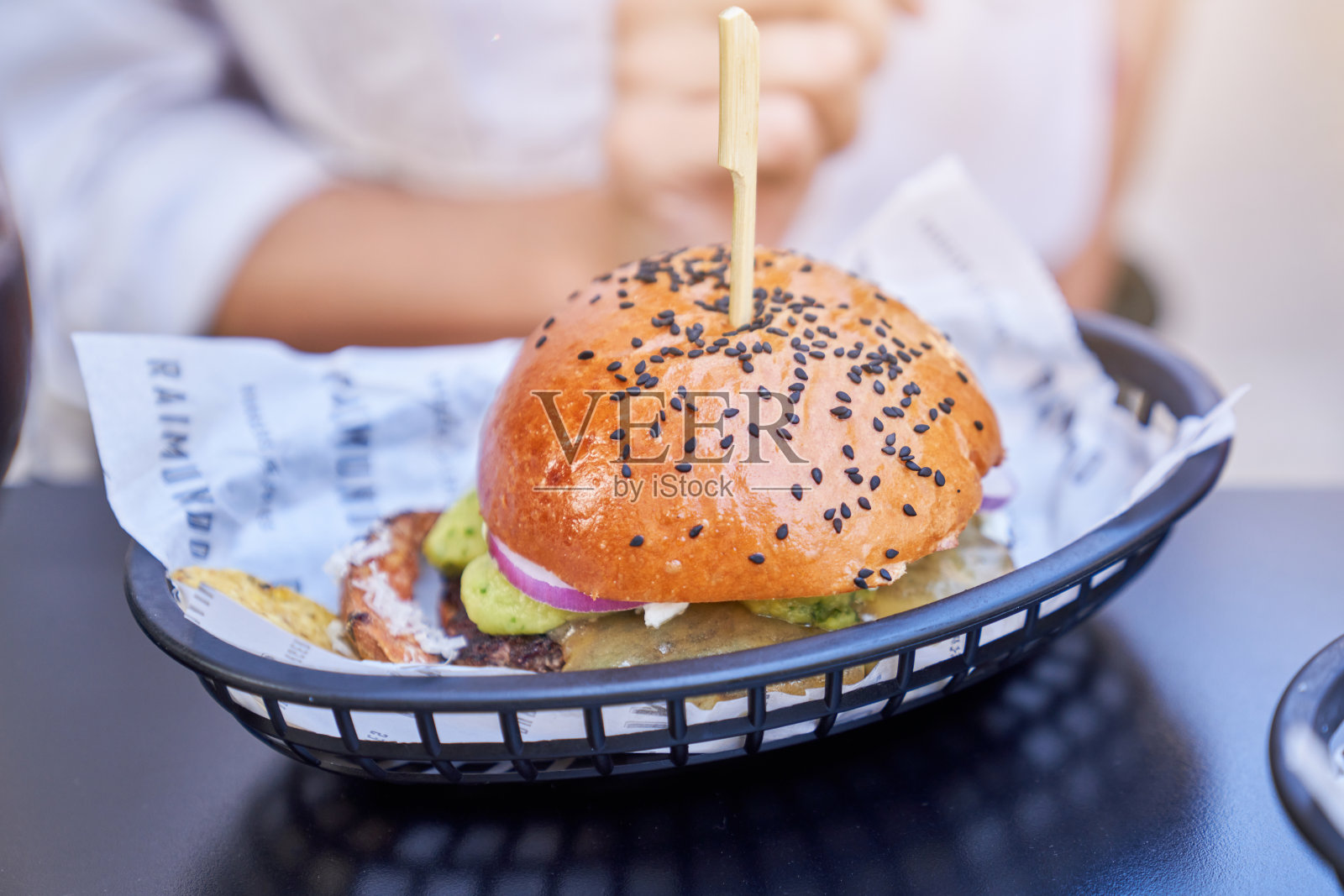 美味的汉堡放在桌子上的篮子里照片摄影图片
