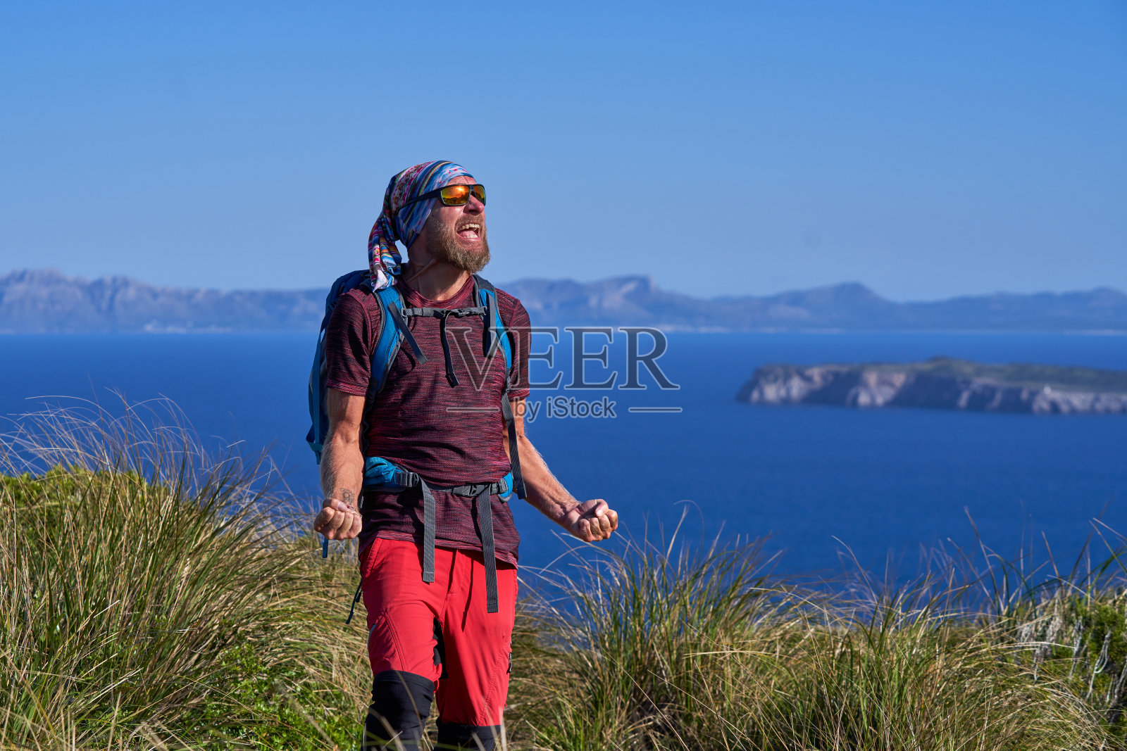 男旅行者站在悬崖上庆祝成就照片摄影图片