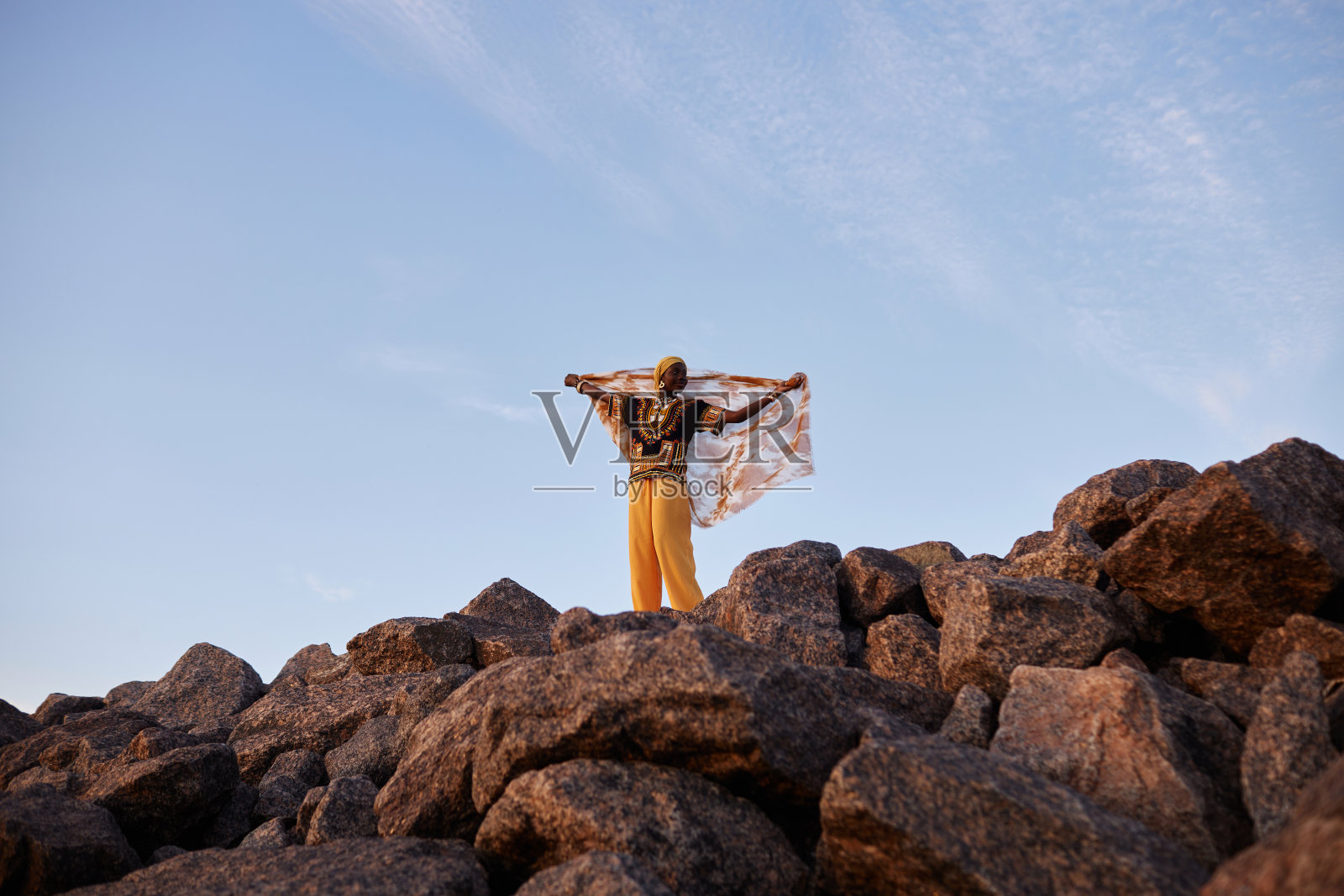 山顶上的年轻黑人妇女照片摄影图片