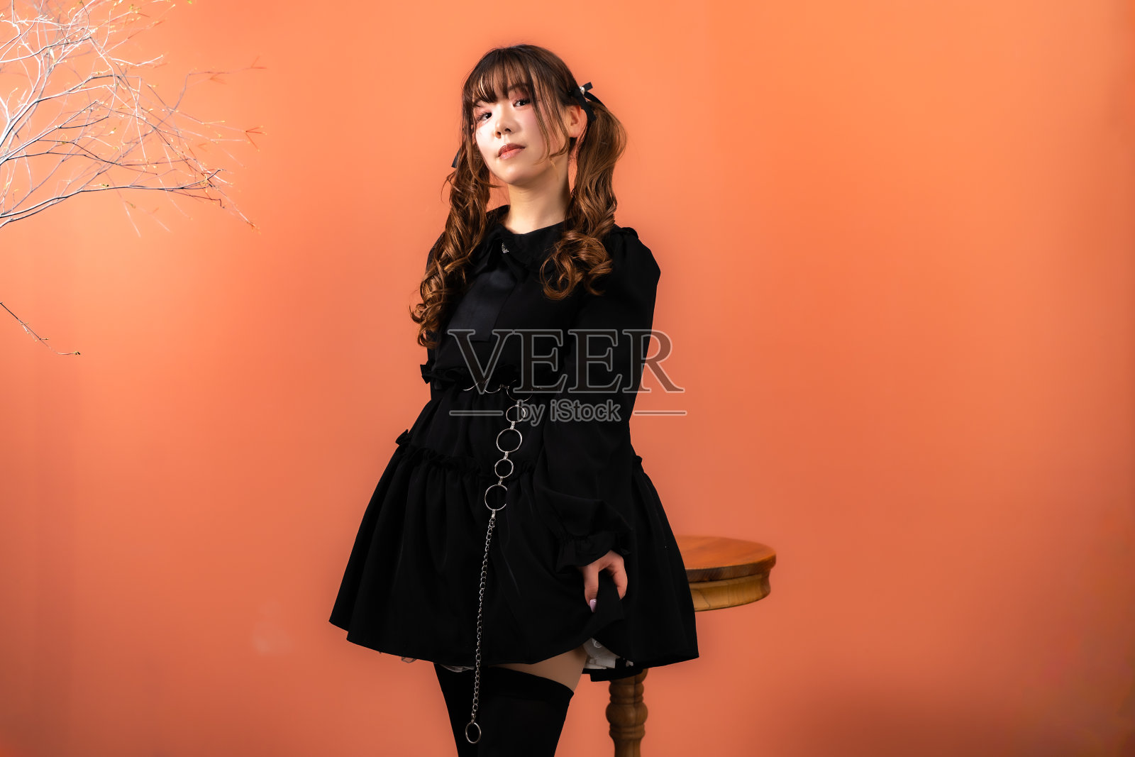 穿哥特式萝莉衣服的女人照片摄影图片