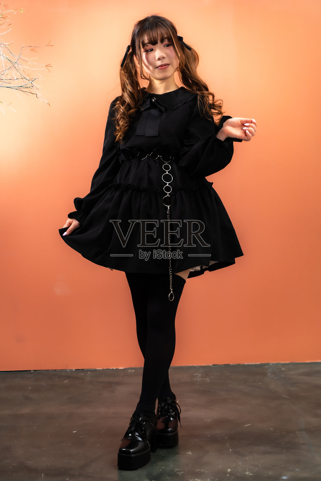 穿哥特式萝莉衣服的女人照片摄影图片