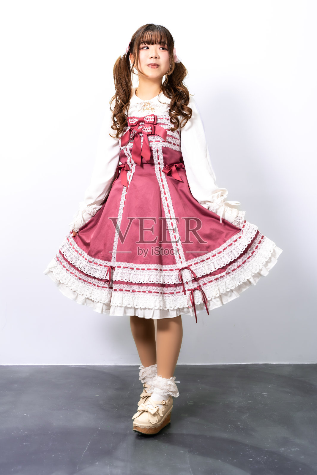 穿着古典洛丽塔服装的女人照片摄影图片