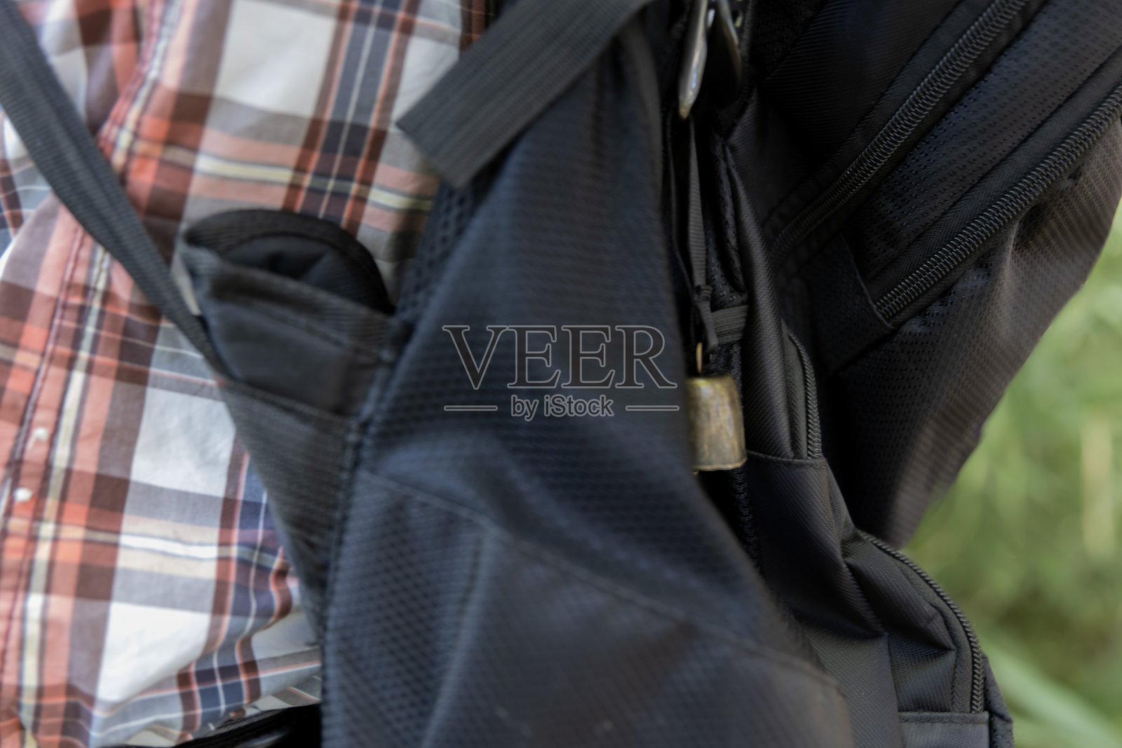 一个人在秋天的绿色森林里背着熊铃背包照片摄影图片