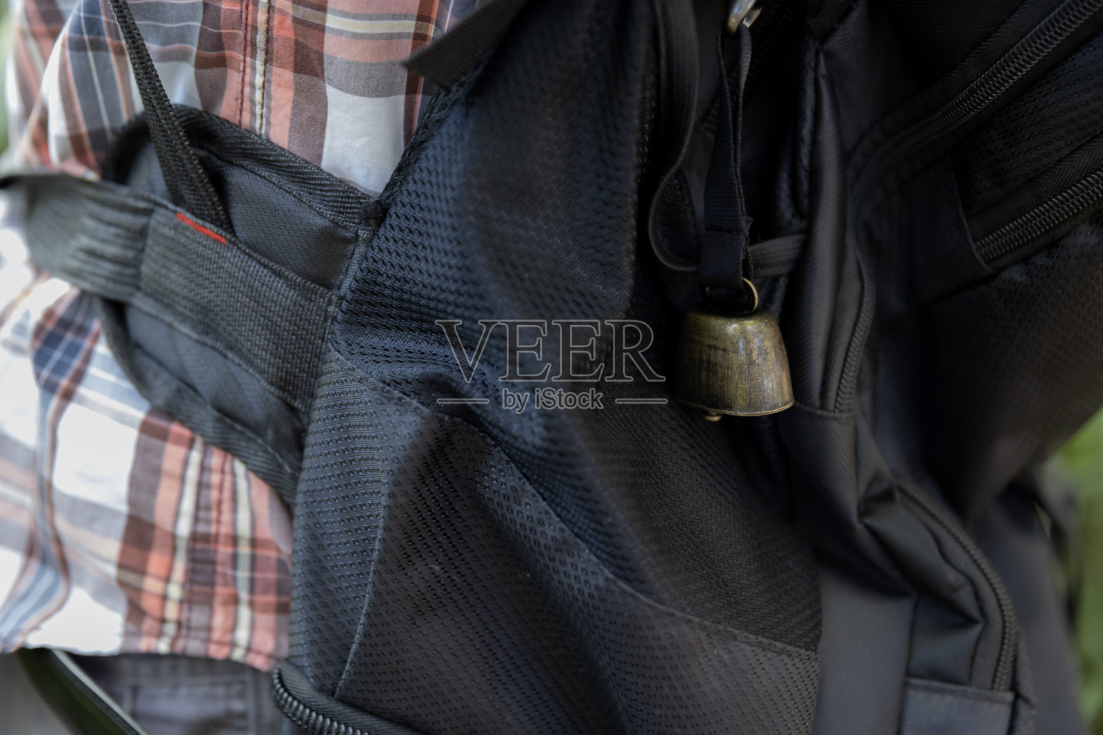 一个人在秋天的绿色森林里背着熊铃背包照片摄影图片