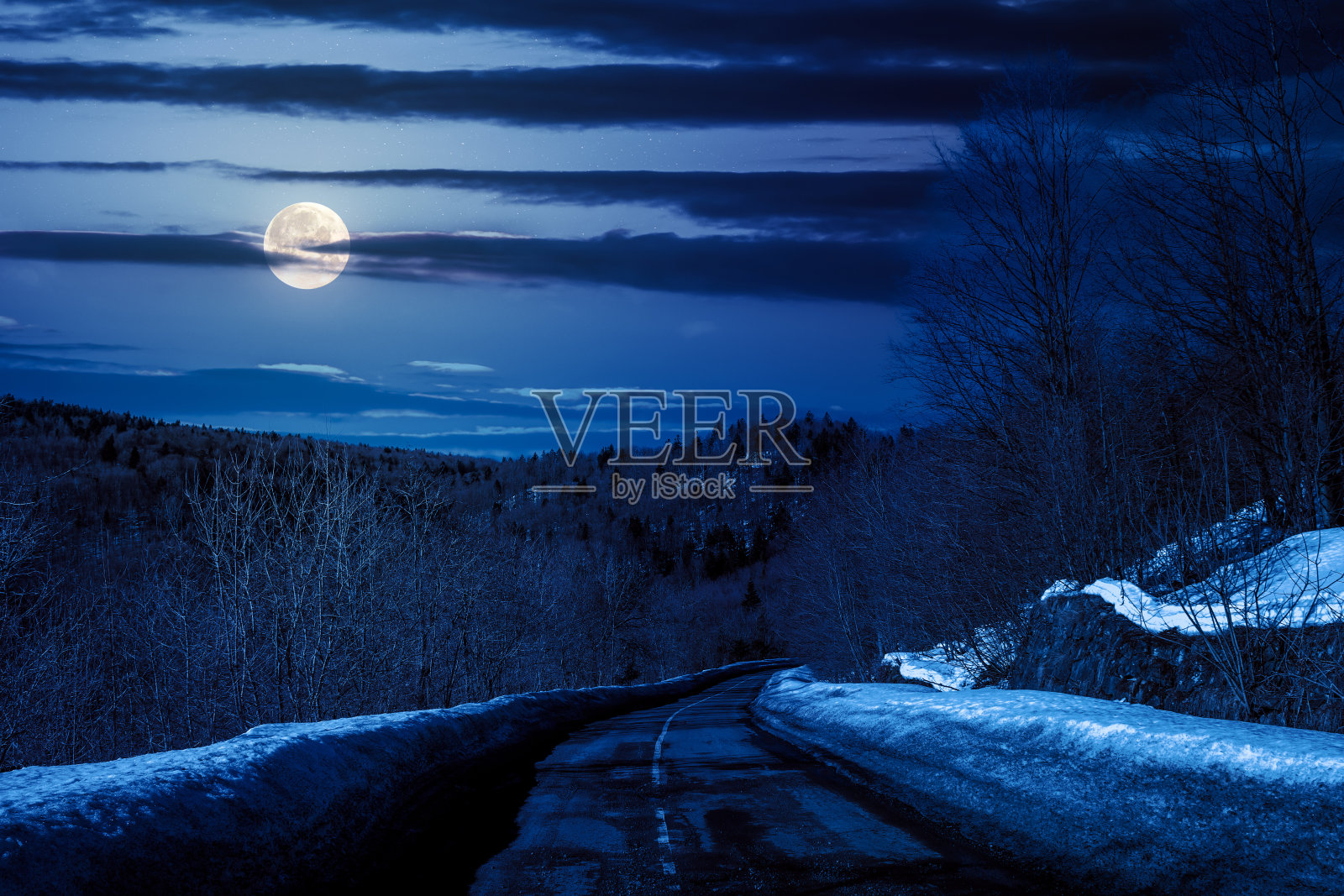 夜间路边有雪经过照片摄影图片
