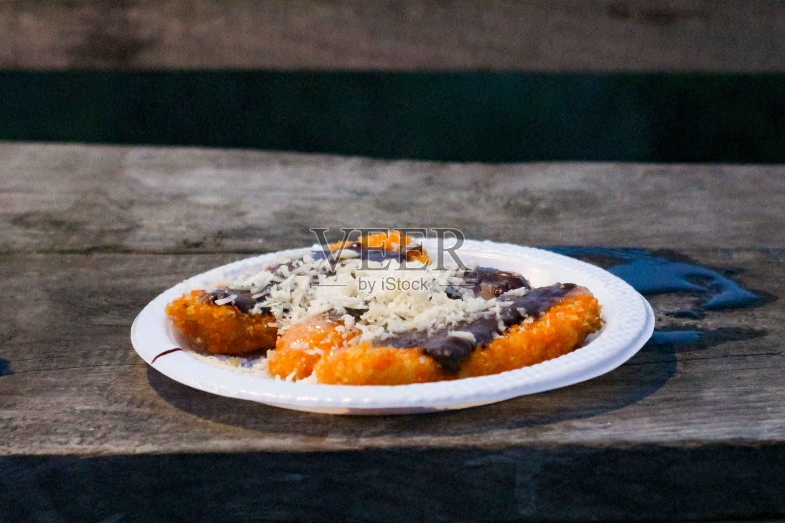 脆炸香蕉，撒上巧克力和奶酪照片摄影图片