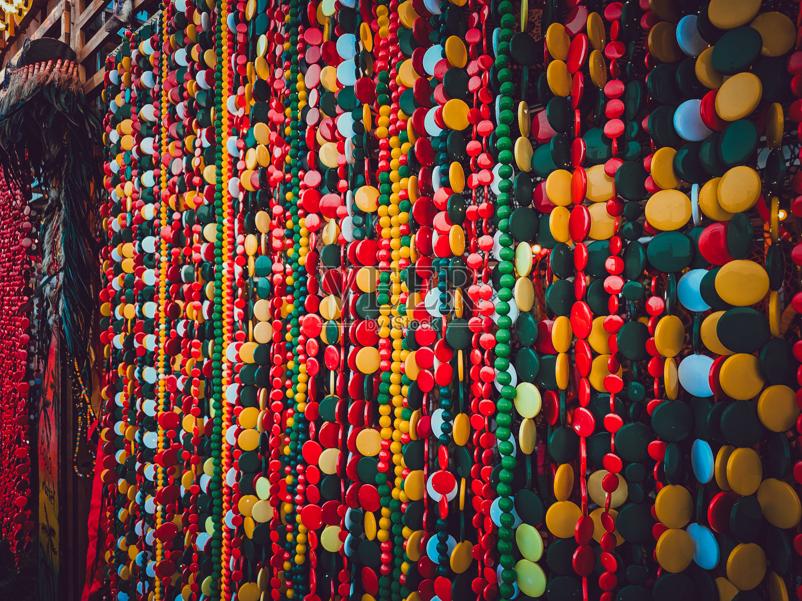 灯光下美丽的多色珠帘。照片摄影图片