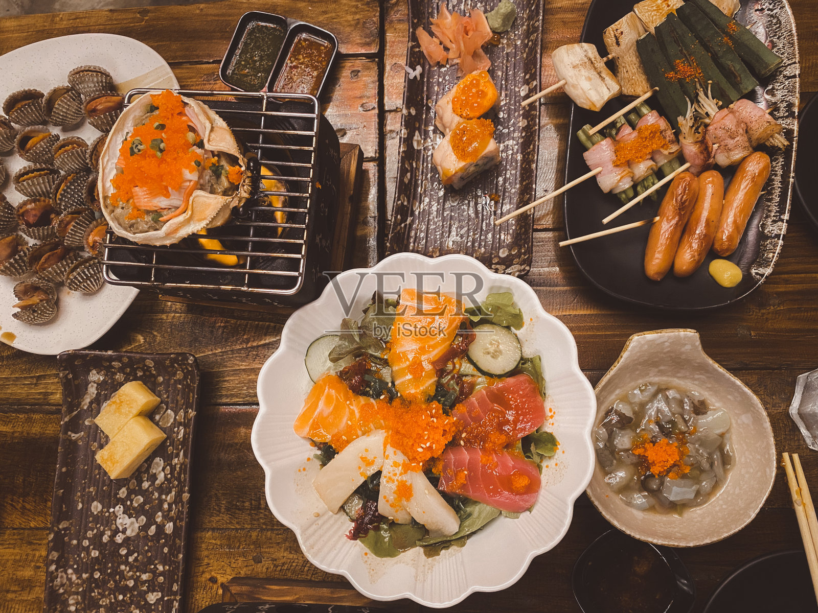 木制餐桌上的日本居酒屋风味食物照片摄影图片