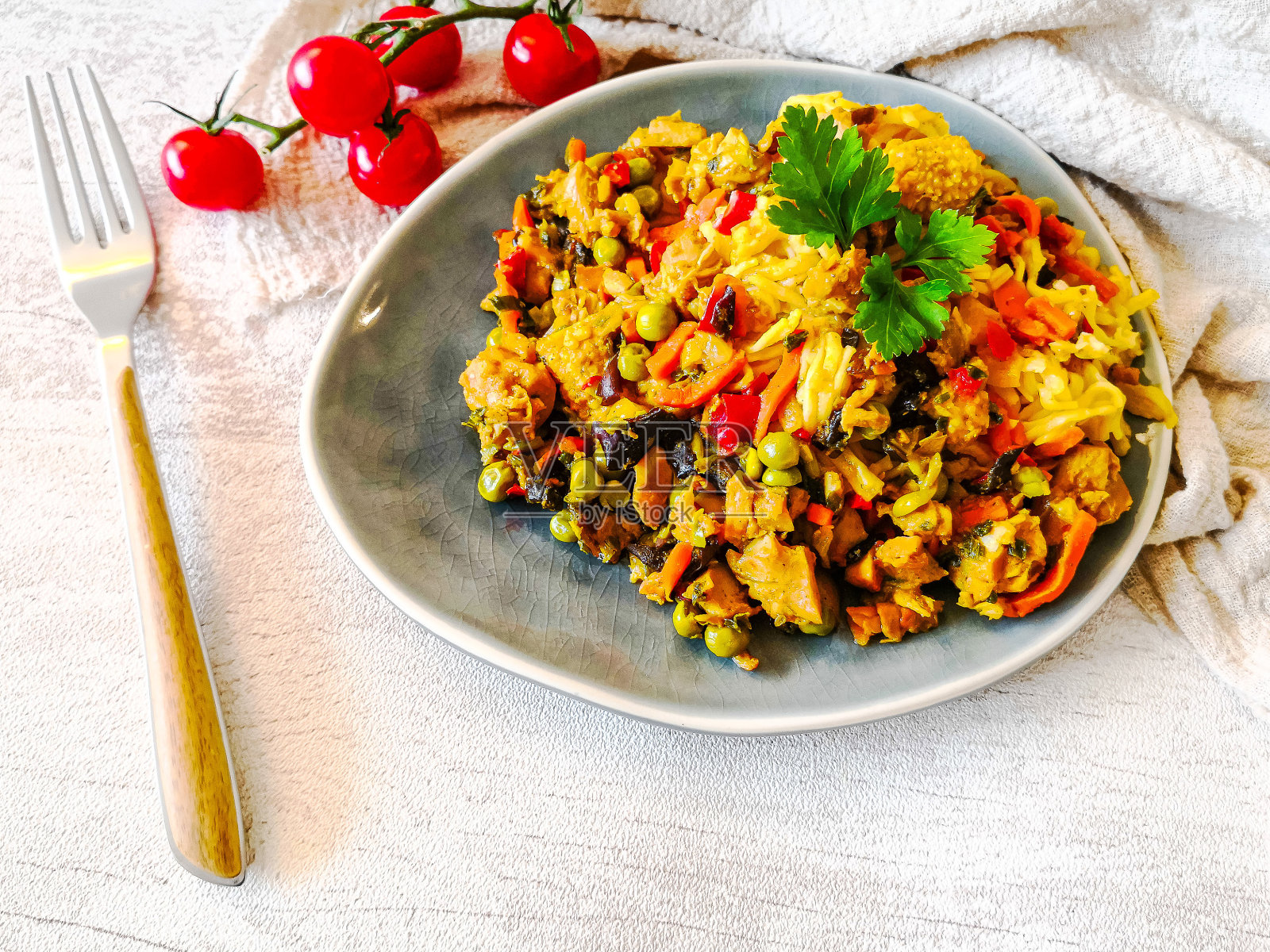 意大利面配蔬菜和虾，柠檬奶油罗勒照片摄影图片