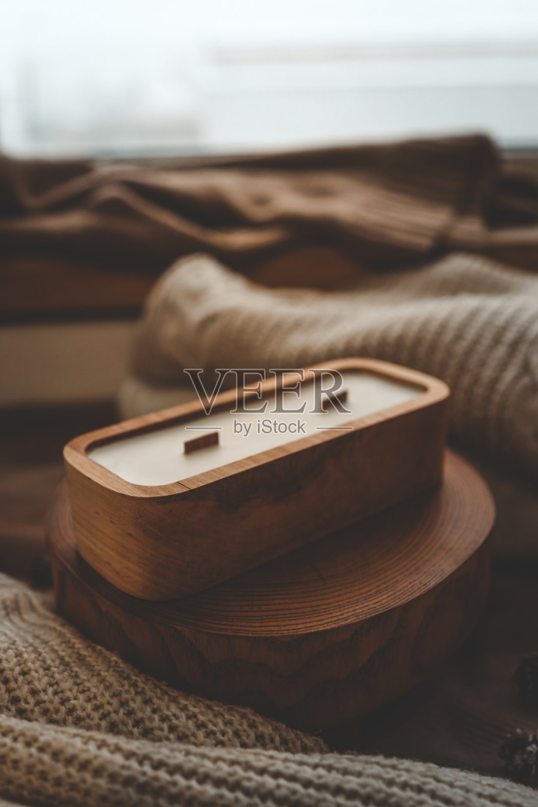 树上的蜡烛，时尚的家居室内，秋天的心情照片摄影图片