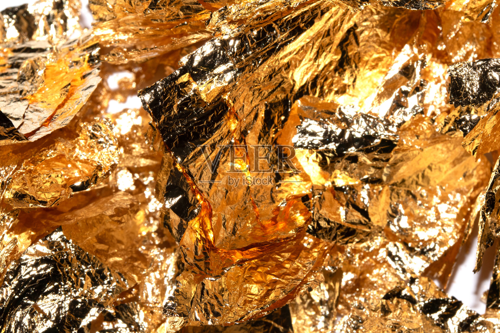金箔片关闭在一个白色的背景作为装饰件照片摄影图片