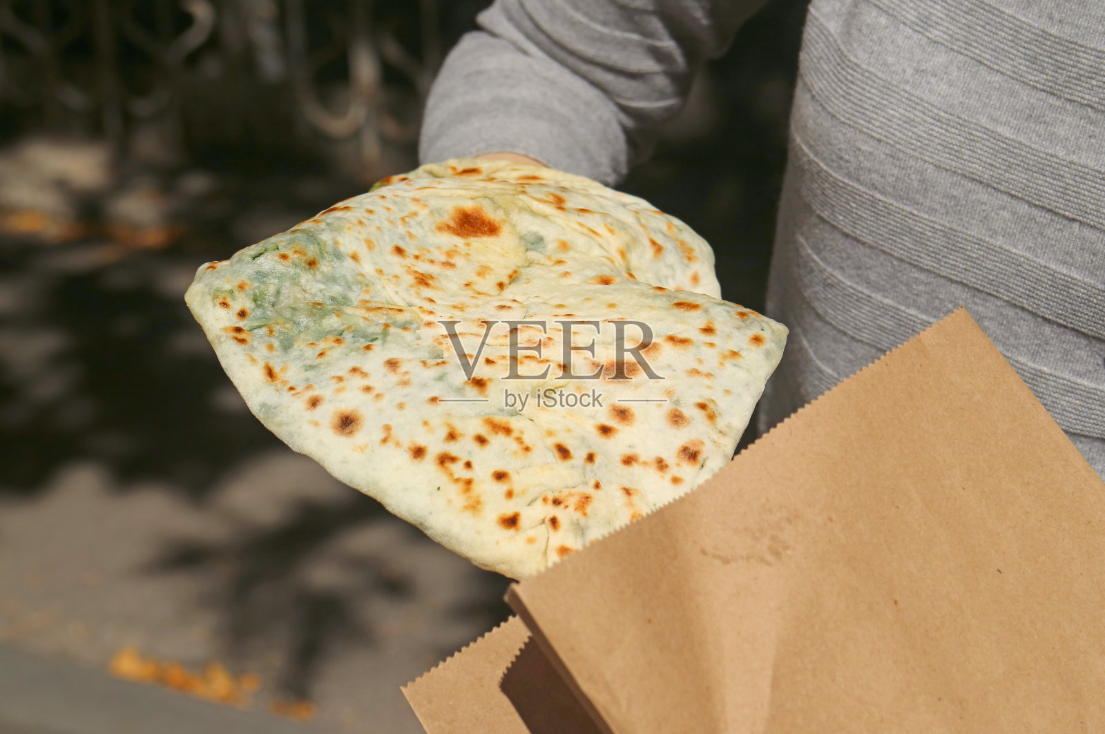 zingyalov Khats，美味的亚美尼亚大饼，里面塞满了香草和绿色蔬菜照片摄影图片