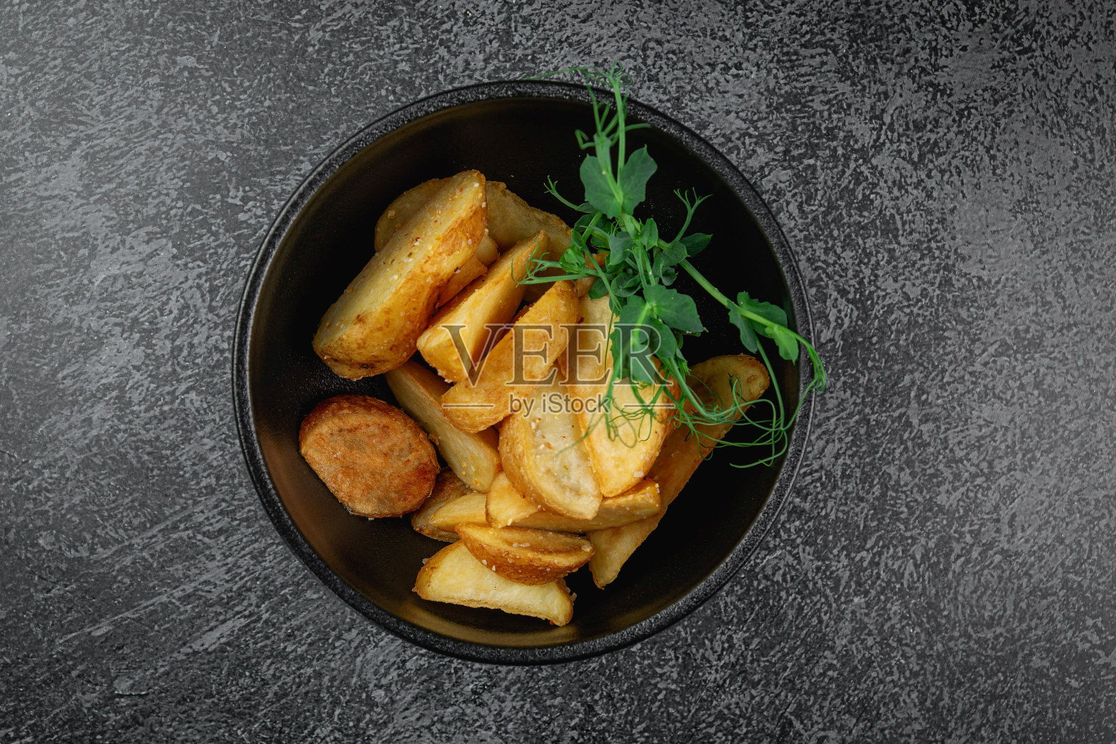 用深色盘子在烤箱里烤土豆角照片摄影图片