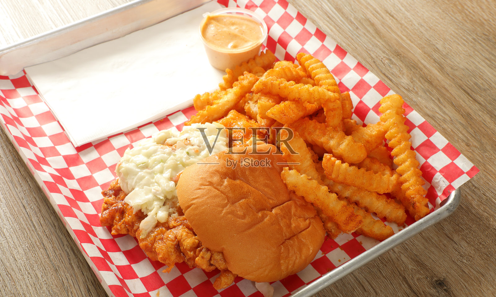 木桌上的鸡肉汉堡和薯条盘照片摄影图片