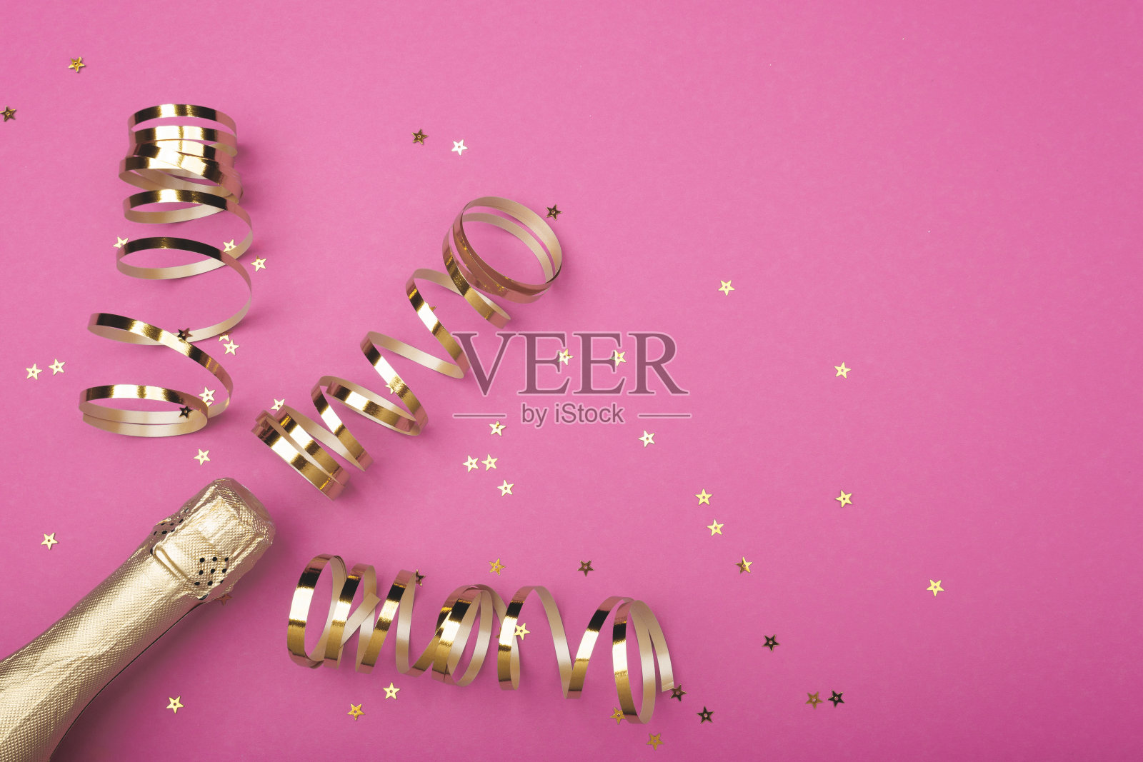 香槟酒与彩色背景彩星，空间为文字照片摄影图片