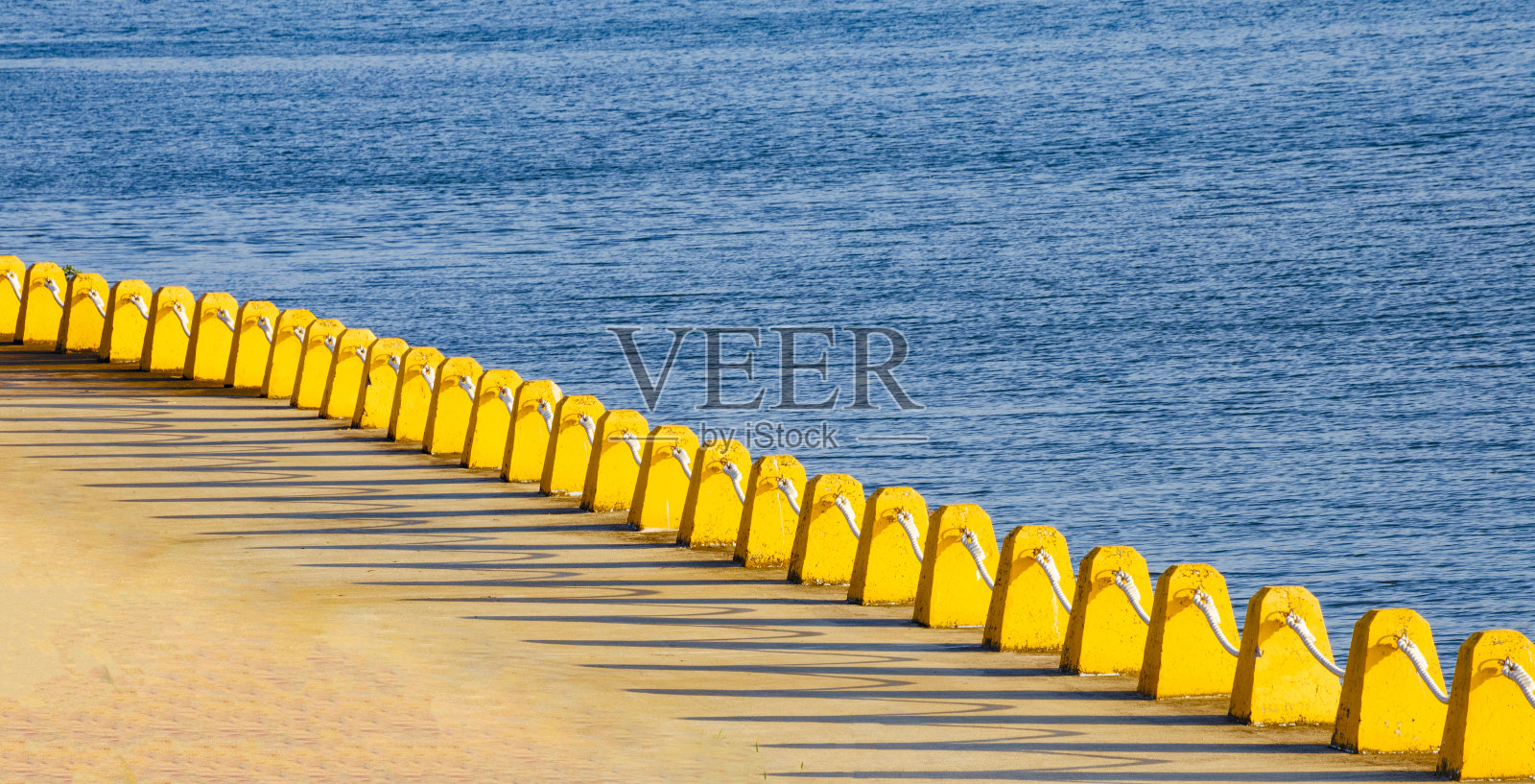 长长的黄色边界线照片摄影图片