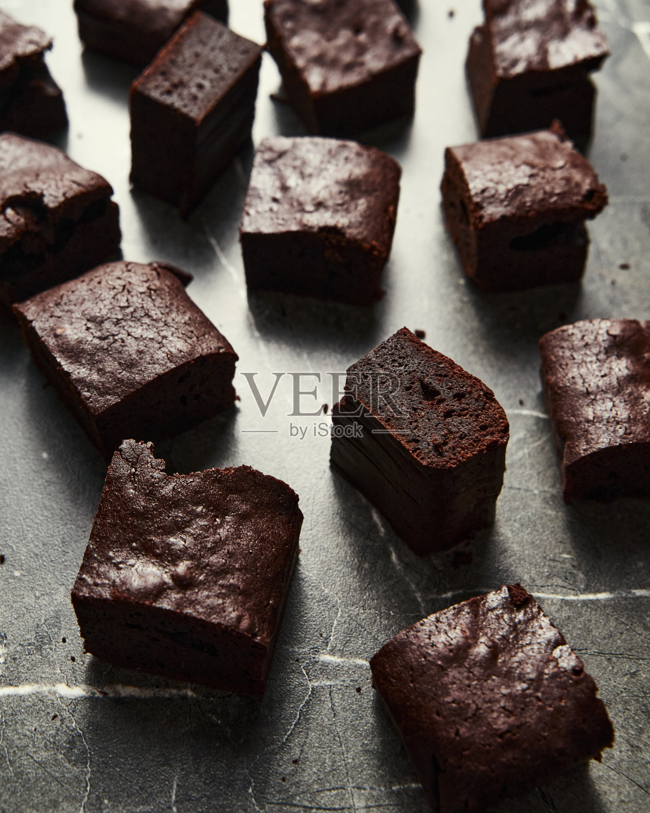 浓缩布朗尼派。用咖啡做的布朗尼。它们的香气更深，味道略酸，颜色更深。潮湿的内部照片摄影图片