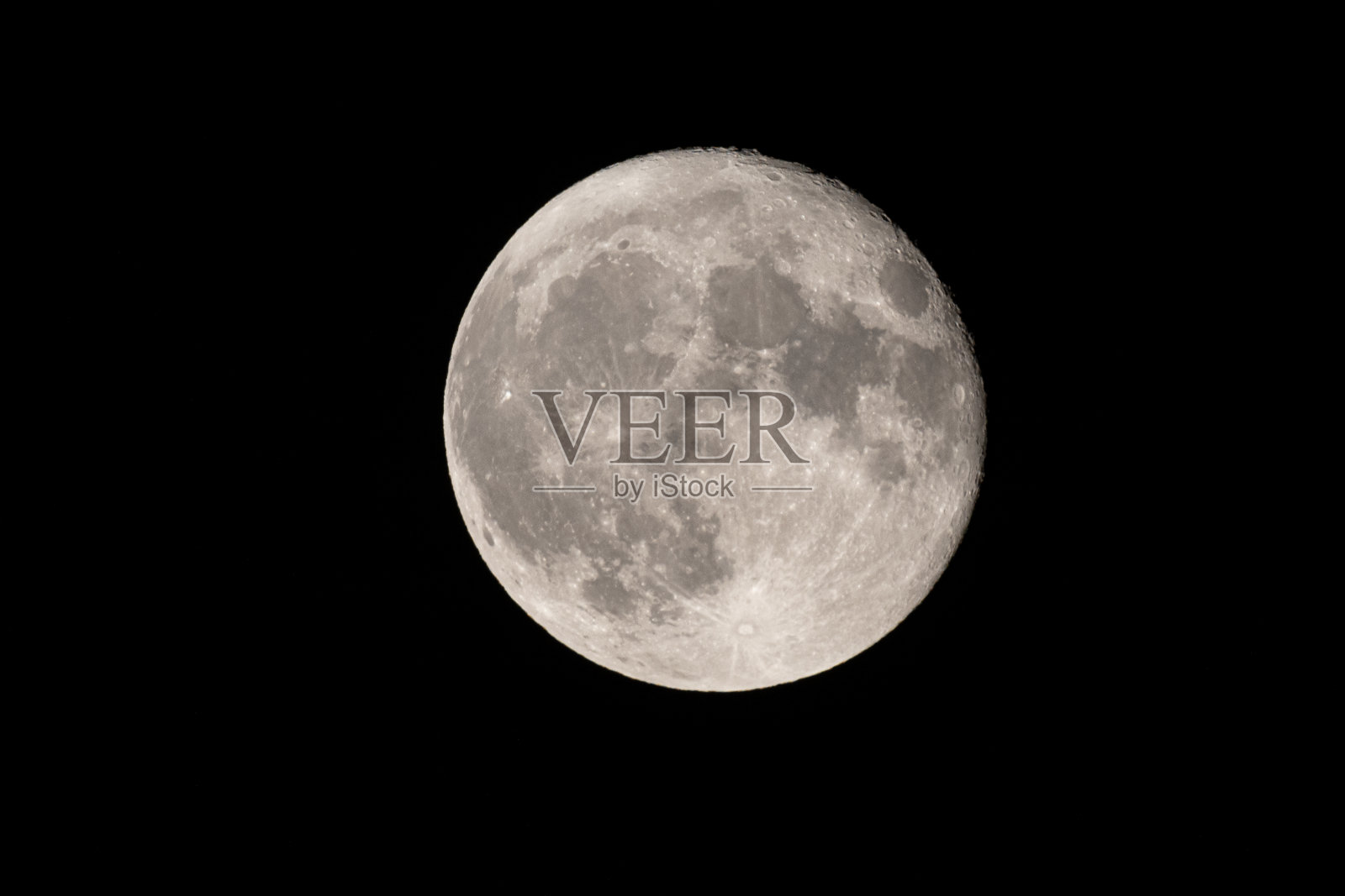 用望远镜和反光相机拍摄的满月，可以看到月球表面的陨石坑。第七大洲将成为太空旅行和未来登月的目的地照片摄影图片