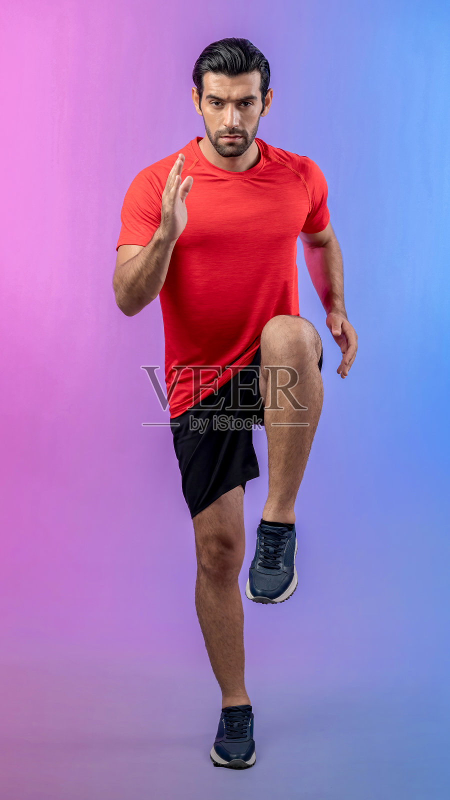 全身长度欢快地拍摄运动健将与跑步姿势照片摄影图片