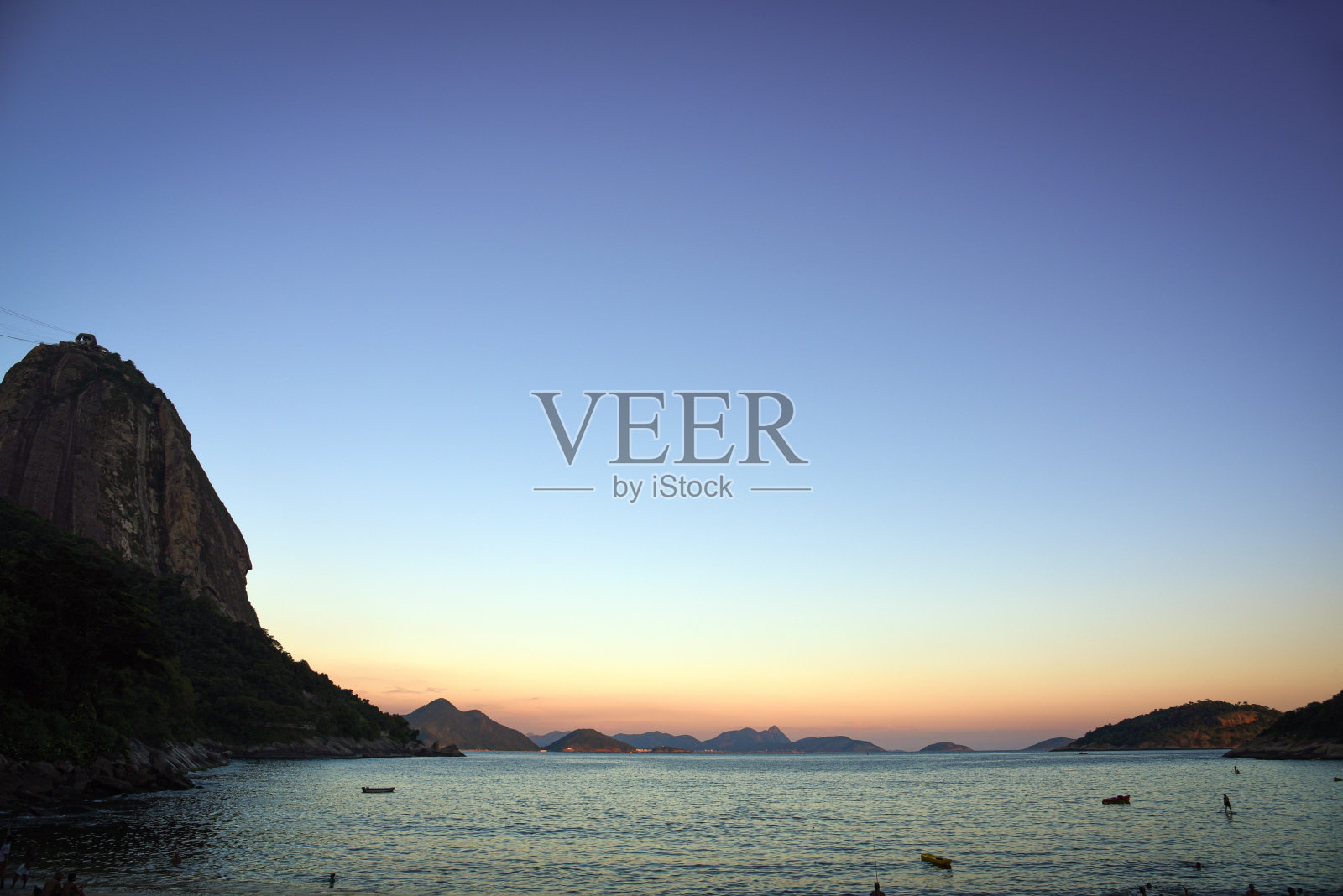 黄昏时分，巴西里约热内卢，从Vermelha普拉亚看到的甜面包山和瓜纳巴拉湾照片摄影图片