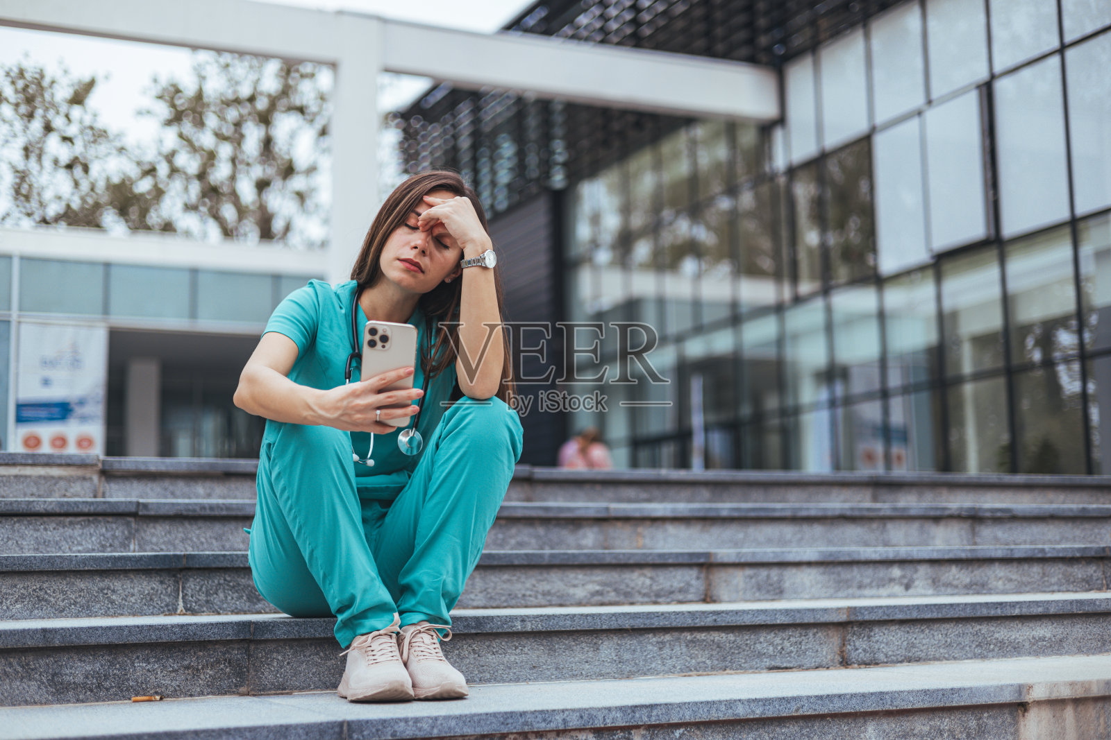 不安的女护士。照片摄影图片