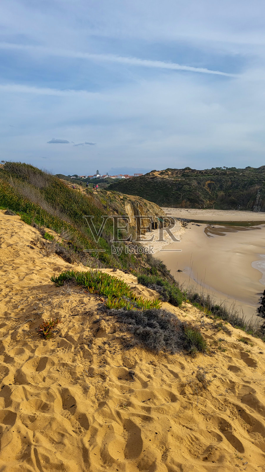 villa Nova De Milfontes，葡萄牙维森蒂安海岸自然公园，沿着阿连特约海岸线到野生和崎岖的海滩，沿着狭窄的悬崖边小径徒步旅行罗塔维森蒂纳。照片摄影图片