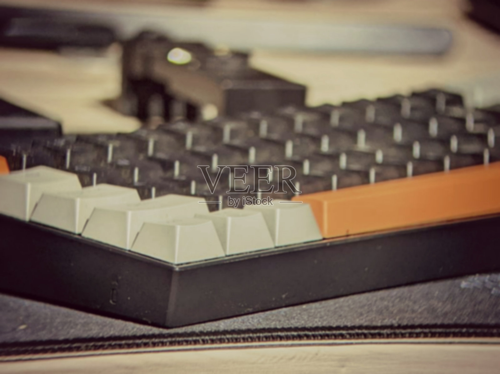 有模糊效果的旧键盘照片摄影图片