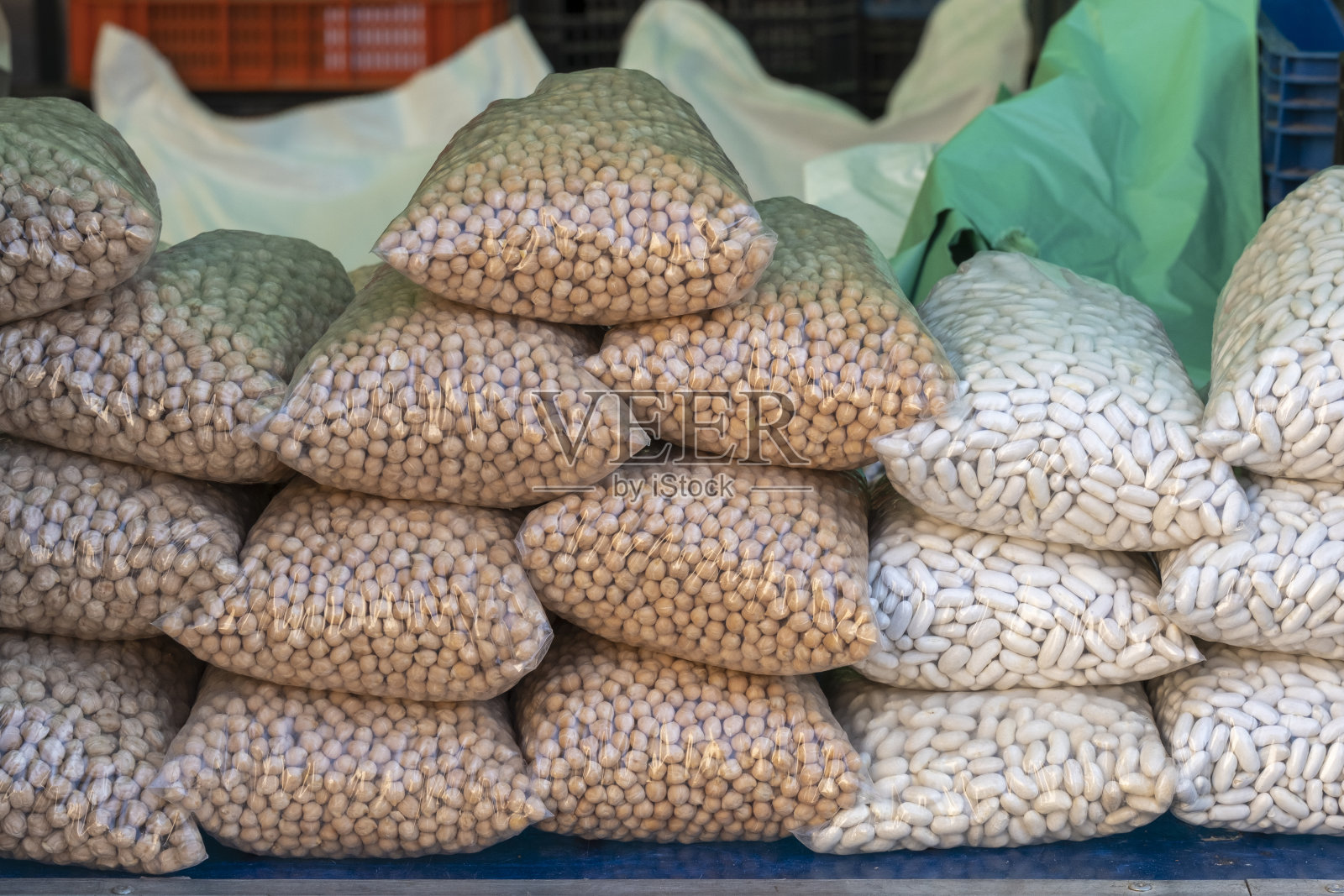 在传统市场上出售的散装袋装鹰嘴豆和豆类都是在当地花园种植和收获的照片摄影图片