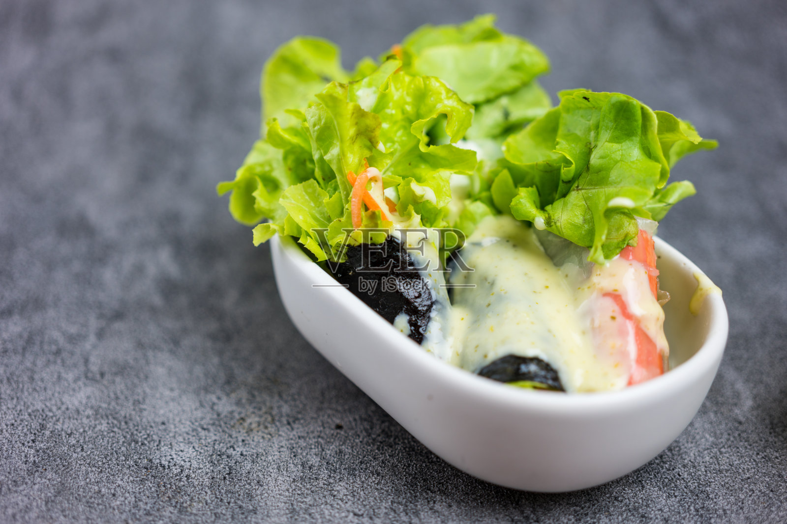 新鲜的蔬菜沙拉卷，上面有海带和沙拉酱照片摄影图片