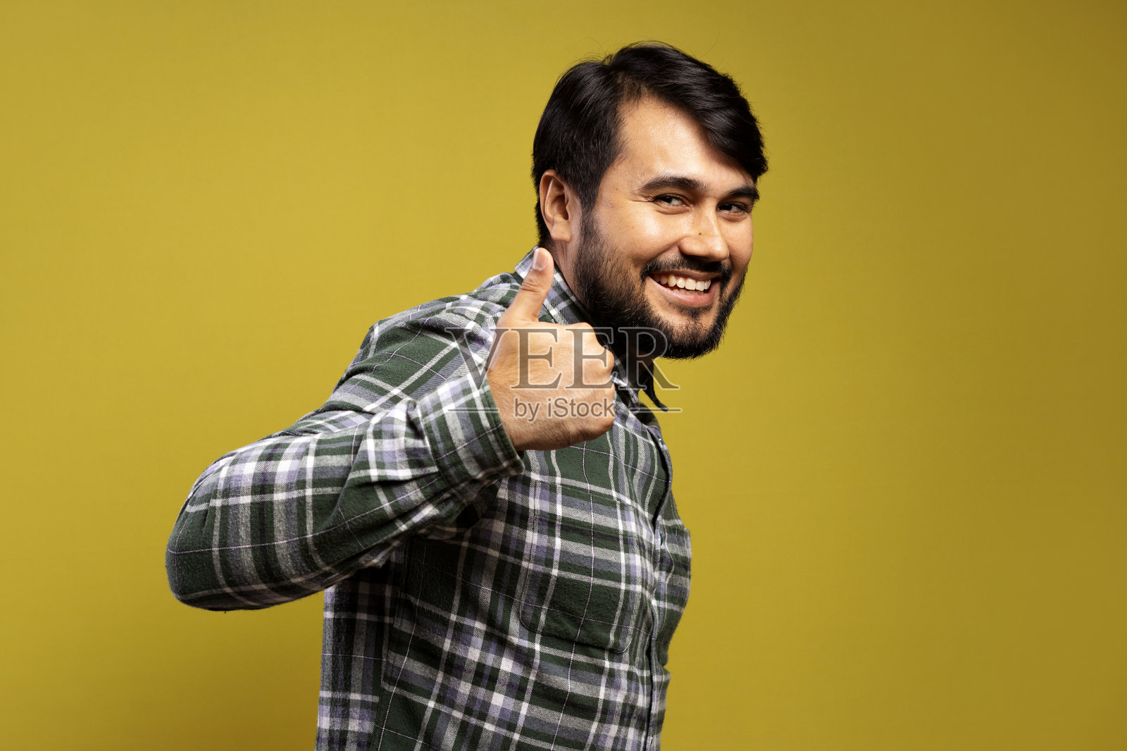 男人微笑着，侧影，竖起大拇指照片摄影图片