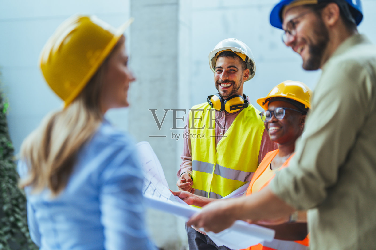 建筑工地的工程师和建筑师照片摄影图片