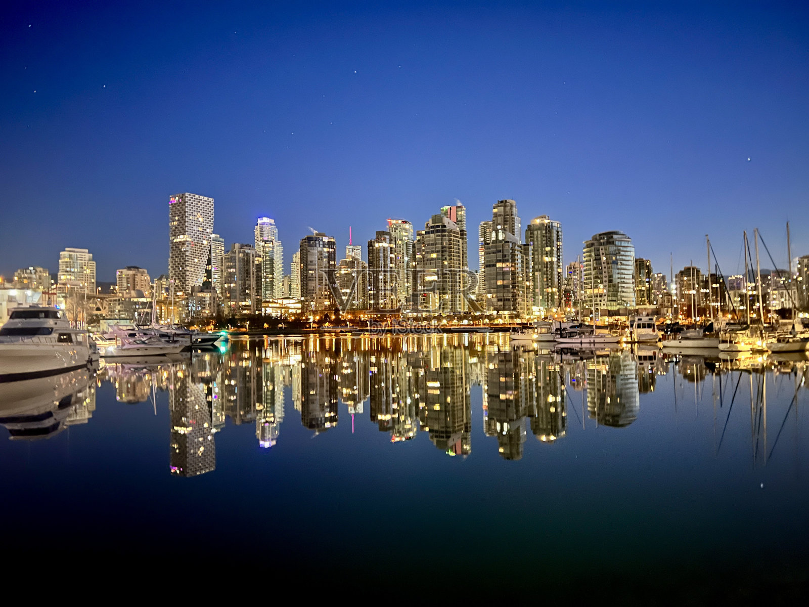 倒影，日出漫步在码头，回头看市中心照片摄影图片