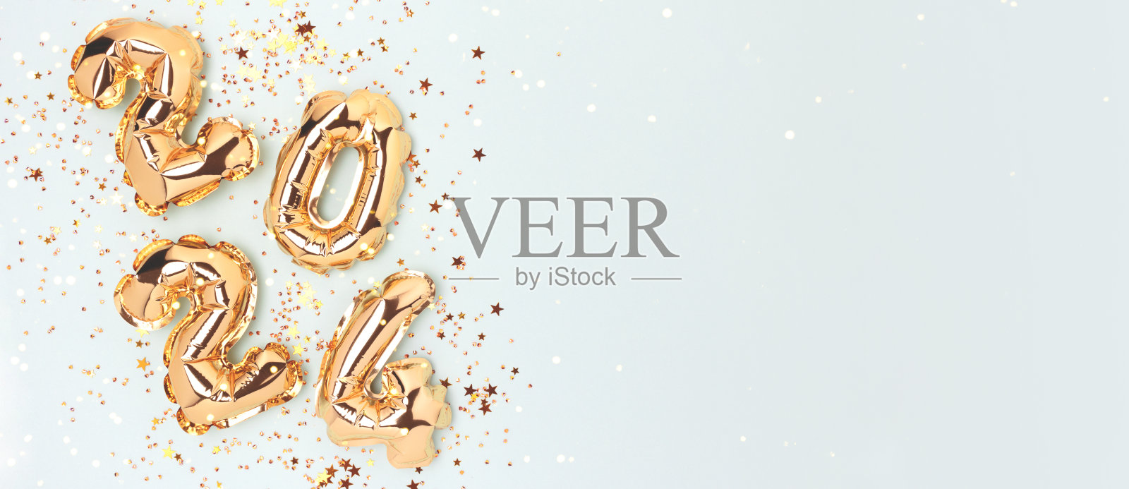 蓝色背景上印有2024年金色充气气球和星星彩纸的横幅。照片摄影图片