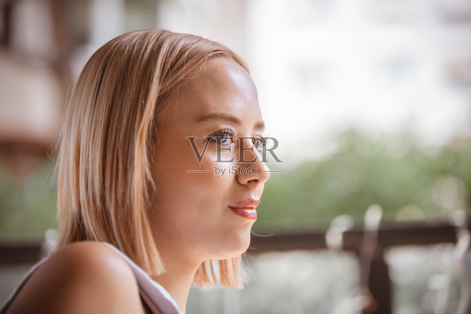 金发美女的肖像，带着美丽的微笑。照片摄影图片