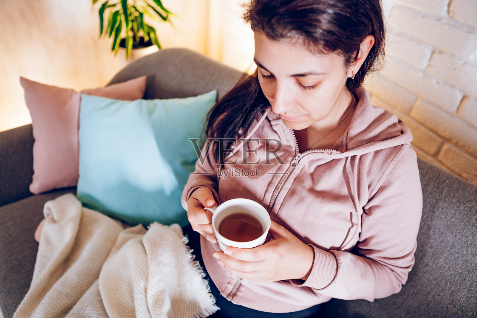 患流感的女人喝热茶照片摄影图片