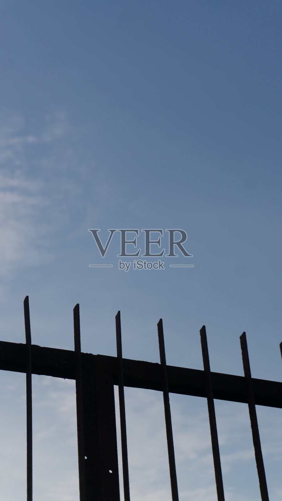 旧铁栅栏的剪影照片摄影图片