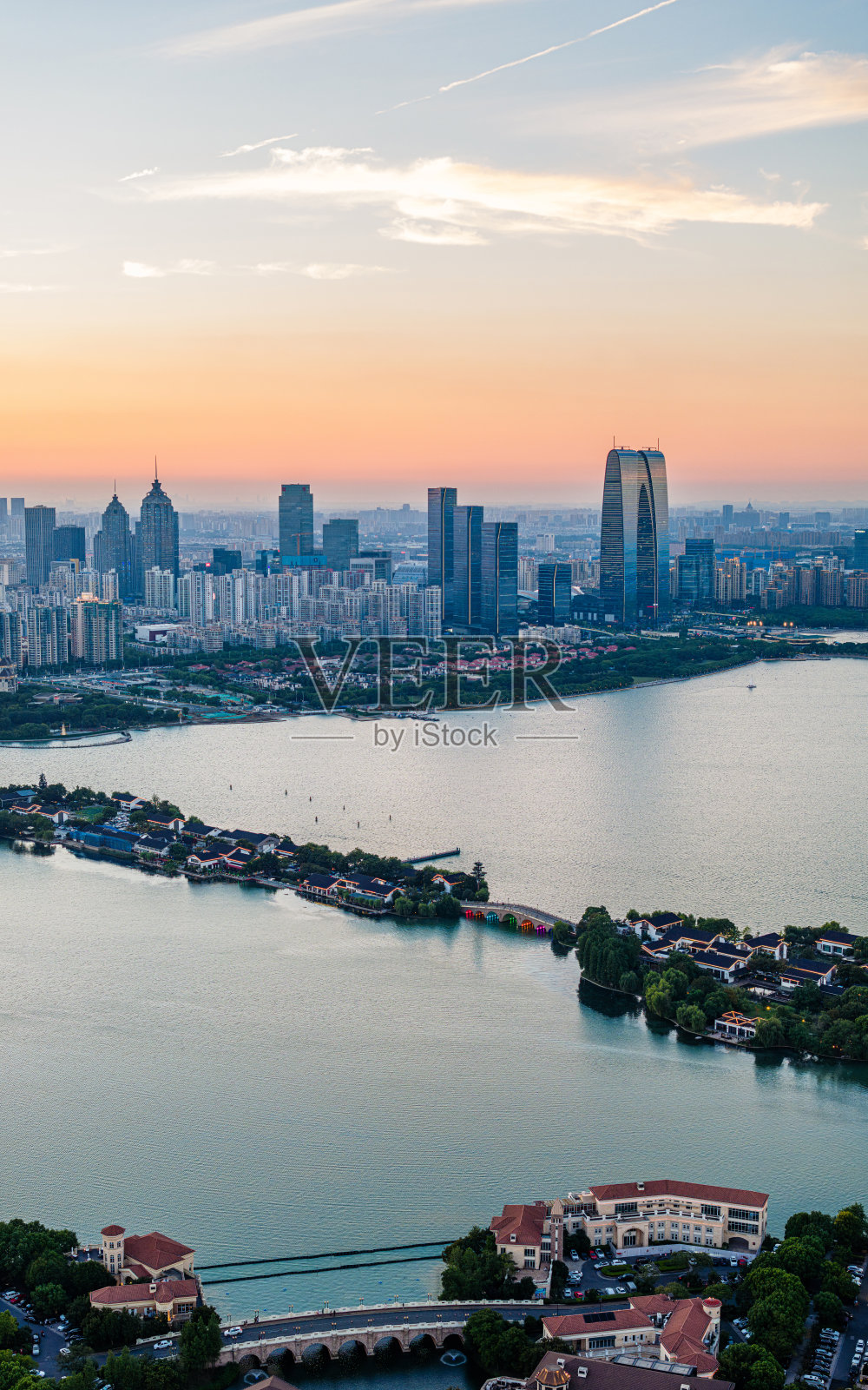 苏州金鸡湖与城市建筑之夜照片摄影图片