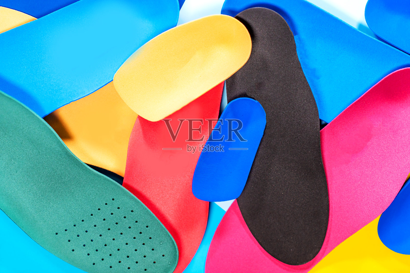 足部支持和健康的脚的概念与骨科鞋鞋垫孤立的颜色背景照片摄影图片