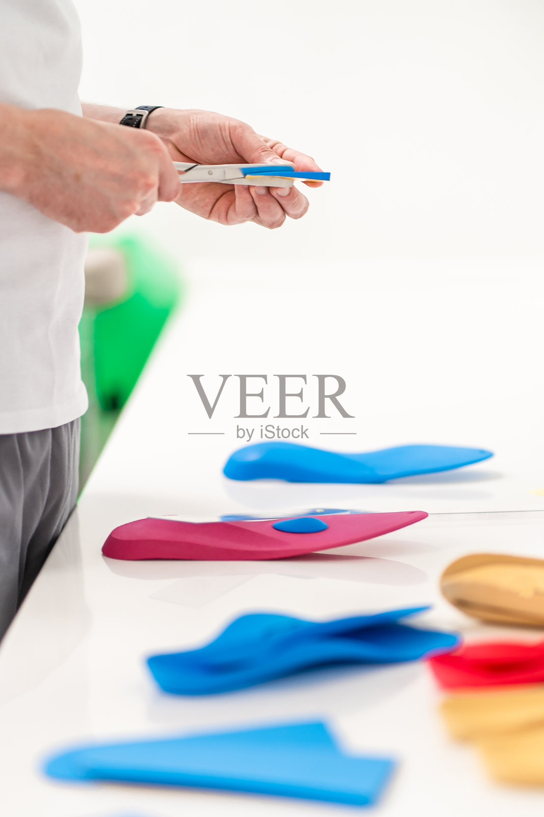 矫形鞋垫。骨科医生和病人一起工作。骨科诊所。骨科诊所鞋垫的选择。骨科医生提供鞋垫给病人足部护理照片摄影图片