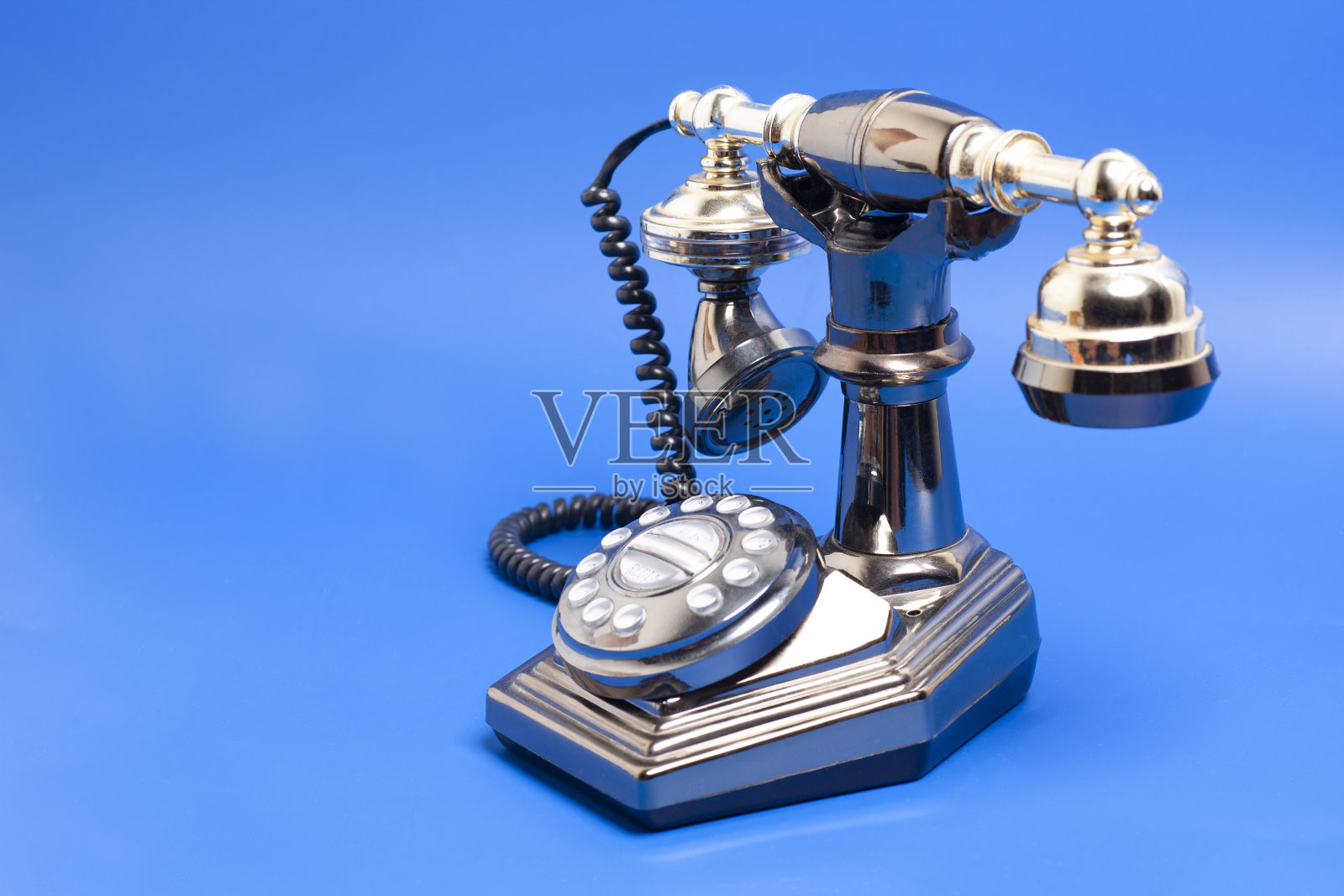 蓝色背景的老式电话照片摄影图片